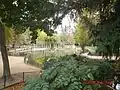 Le plan d'eau et la colonnade.