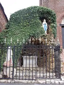 La grotte de Lourdes devant l'église