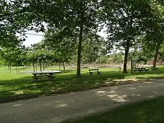 Aire de pique-nique et espace aménagé.