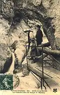 Touristes visitant les gorges du Mondony (XIXe&nbsp;siècle)
