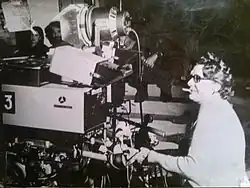 Photo noir et blanc, plan américain de profil de Monique Créteur à la caméra de plateau de France 3 le 9 novembre 1974 lors de la captation d'Ubu roi France 3.