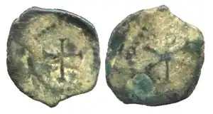 Monnaie de cuivre attribuée à Childebert Ier (511-558).Avers : Croix dans une guirlande.Revers : Chrisme dans une guirlande.