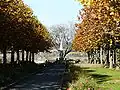 L'esplanade et le monument aux morts