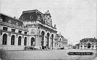 Au fond, le bureau de poste de la gare.