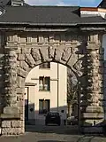 Porte rustique déplacée à Mons.
