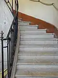 Montée de l'escalier menant aux étages.