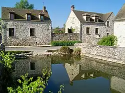 L'abreuvoir face au château, aujourd'hui un biotope hébergeant des amphibiens.