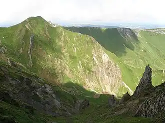 À l'arrière-plan, à droite du puy Redon, et en partie dissimulée par celui-ci, l'Aiguille.
