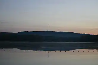 Le mont Rochard, qui culmine à 357&nbsp;mètres, vu depuis un étang.