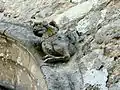 Animal fantastique au-dessus d'une fenêtre.