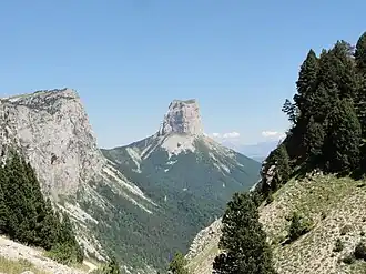 Le Mont Aiguille sur la commune de Chichilianne, une des sept merveilles du Dauphiné, dans le sud.