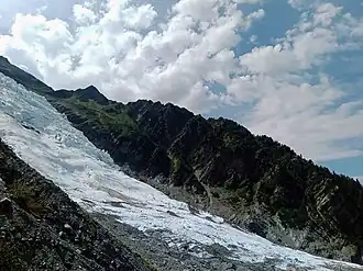 Le mont Corbeau dominant le glacier des Bossons depuis le belvédère du plateau des Pyramides au nord-est.