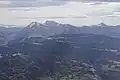 Vue du plateau de Beauregard (au centre) et de la pointe de Merdassier, de l'Étale et du mont Charvin (en arrière-plan de gauche à droite) depuis le mont Lachat au nord-ouest.