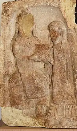 Stèle datée du XIIe&nbsp;siècle représentant le duc d'Alsace, Aldaric remettant à Odile sa fille le livre de la fondation de l'abbaye. Lors de la Révolution la stèle fut martelée, et plus particulièrement les têtes couronnées.