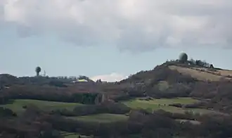 Vue du mont Verdun (à gauche en arrière-plan) et du mont Thou (à droite au premier plan) depuis le mont Cindre.