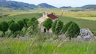 Chapelle Notre-Dame des Carnesses et Camurac au lointain.
