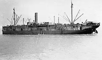 Un bateau vu de profil.