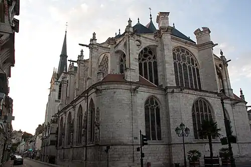 Vue vers le nord-ouest depuis le côté sud de la place Mirabeau. À gauche, la rue du Général Leclerc mène au château,,,,