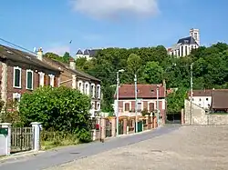 La cité Louis-Blanc ; au fond, le château et la collégiale Notre-Dame.