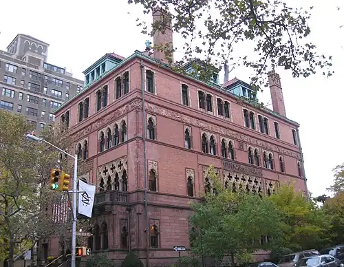 Le Montauk Club&nbsp;(en) est un exemple de ce style situé en dehors de Venise, à Park Slope, New York.