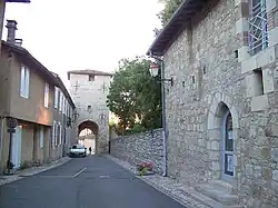 La porte ouest vue de l'intérieur du village.
