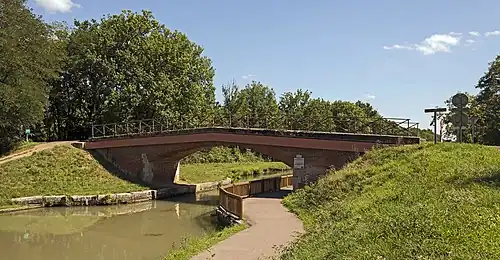 Le pont sur le canal latéral à la Garonne.