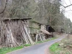 Bâtiment principal et chemin d'accès aux bâtiments annexes