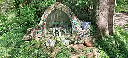 Petite grotte de lourdes.