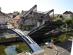 Le pont levant sur lecanal du Centre.
