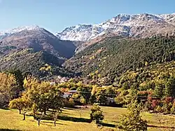 Le Monte Cardo (au centre), épaulé par la Punta Lattiniccia (à droite), veille sur Santo-Pietro-di-Venaco.