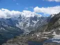 Le versant oriental du mont Rose vu du col, avec au premier plan la station de téléphérique.