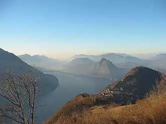 Vue du Monte Brè et du village de Brè (à droite), avec le lac de Lugano (en arrière-plan).