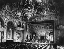 Intérieur de l’opéra avec vue sur la scène, vers 1878-1879.