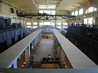La salle des machines ; au fond, le fronton du temple d'Apollon Sosiano.