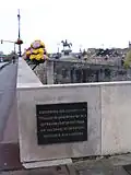 Plaque placée à l'extrémité nord du pont de Montereau : « À la mémoire des cavaliers du 3e&nbsp;hussards qui le 18 février 1814 après une charge héroïque sur ces ponts, arrachèrent la victoire aux coalisés ».