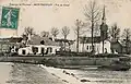 Le bourg de Montertelot vu du canal vers 1925 (carte postale).