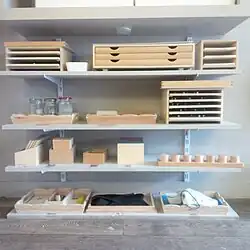 Matériel Montessori dans une classe 3–6 ans.