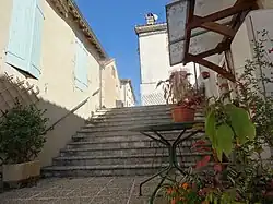 Large escalier.