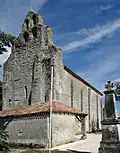 La façade ouest de l'église, le caquetoire et le clocher.