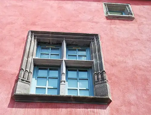 Fenêtre à meneaux de la commanderie hospitalière de Montferrand (XVe siècle).