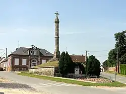 La mairie et le calvaire.