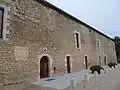 Les anciennes écuries, devant l'éperon.