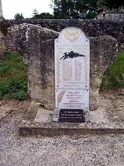 Stèle commémorative aux morts près de l'église (juin&nbsp;2013).