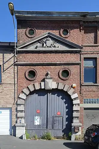Vestiges classés de l'ancienne Porte de Waterloo, déplacés à Montignies-sur-Sambre.