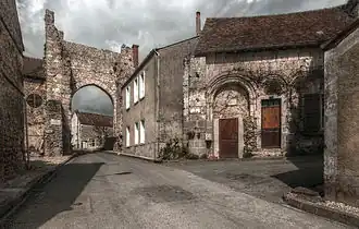 La porte Roland à gauche, le corps des gardes à droite.