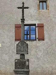 La croix devant l'église...