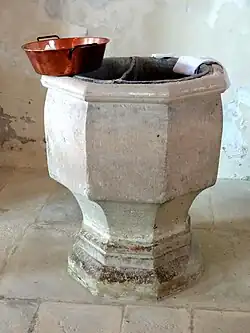 Les fonts baptismaux.