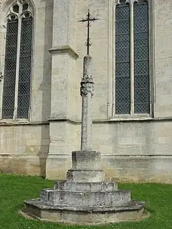 Ancienne croix de cimetière, devant l'église....