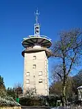 Station hertzienne, à l'emplacement de l'église N.D. de Montmélian démolie en 1794, à l'est de la Tour Carrée. La tour est un ancien phare pour la navigation aérienne.
