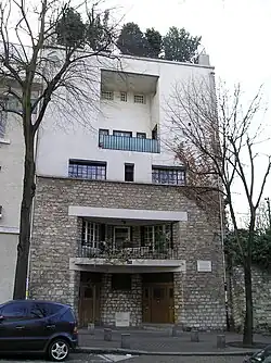 No 15 : maison de Tristan Tzara, construite pour lui par Adolf Loos.